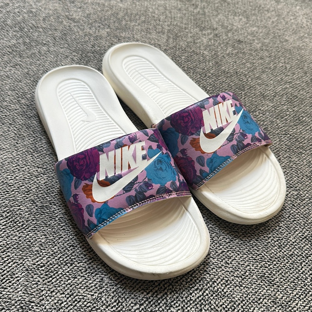 Women’s Nike Victori one floral print slides